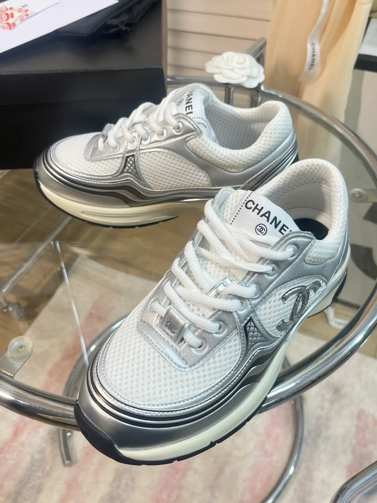 👟👟Ex-factory price 640👟👟 Men +10chanel Chanel 2023 early spring vacation series latest casual sports shoes silver white, gold white, silver gray, black and red! Incomparably beautiful and easy to wear, very light, the lining is also super soft, super comfortable, the upper is breathable, the color is high-end and durable, versatile. Upper: cowhide and cloth stitching. Lining: breathable mesh. Original foam combination outsole. Size: 35-45.
